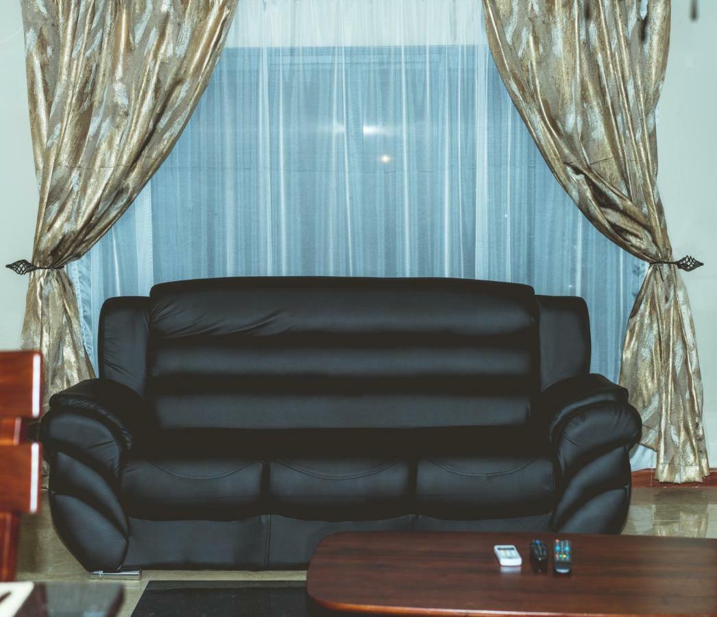 לוסקה Airport Hill Apartments מראה חיצוני תמונה